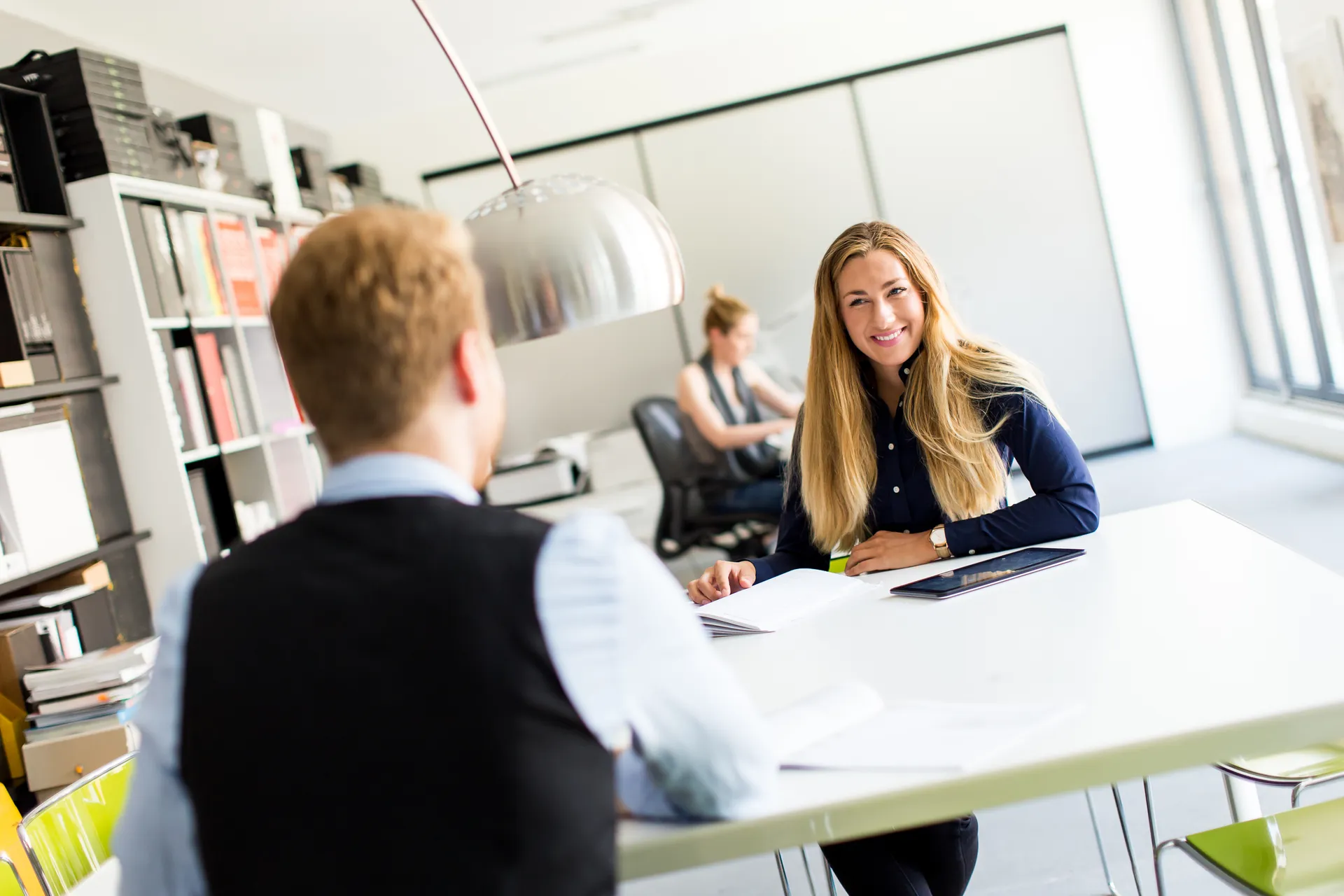 Team im Büro bei einer Besprechung